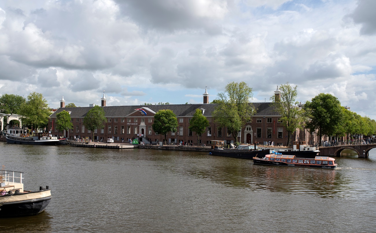 h'art,museum,along,the,river,amstel,at,amsterdam,the,netherlands