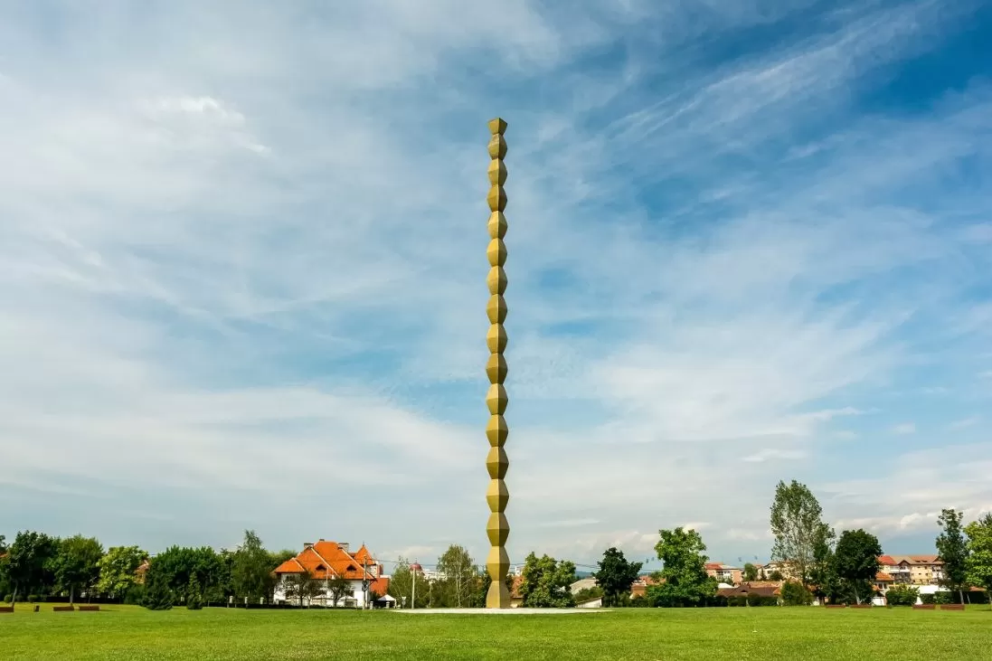 the,endless,column,(column,of,infinite),made,by,constantin,brancusi