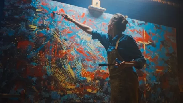 talented,female,artist,energetically,and,enthusiastically,using,paint,brush,she
