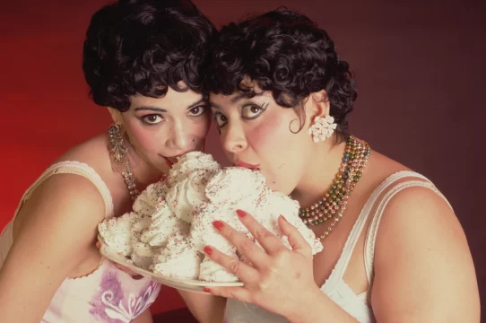 coco fusco paquita y chata se arrebatan, de mendes wood dm