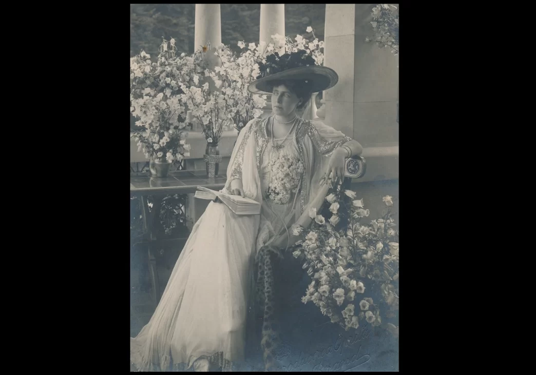 carte poştală, principesa maria a româniei în balconul castelului pelişor. datare cca 1905 1907 atelier fotografic alfred brand, sinaia muzeul național cotroceni