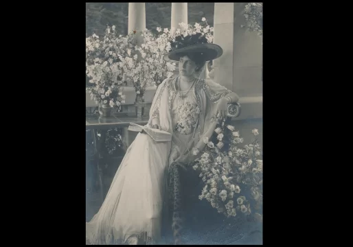 carte poştală, principesa maria a româniei în balconul castelului pelişor. datare cca 1905 1907 atelier fotografic alfred brand, sinaia muzeul național cotroceni