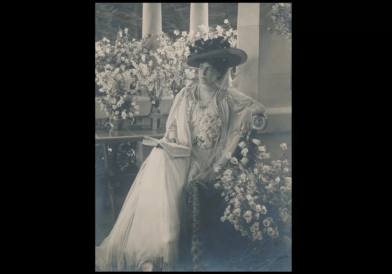 carte poştală, principesa maria a româniei în balconul castelului pelişor. datare cca 1905 1907 atelier fotografic alfred brand, sinaia muzeul național cotroceni