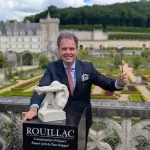 le commissaire priseur aymeric rouillac avec marbre rodin qui sera vendu 8 juin au chateau villandry indre et loire