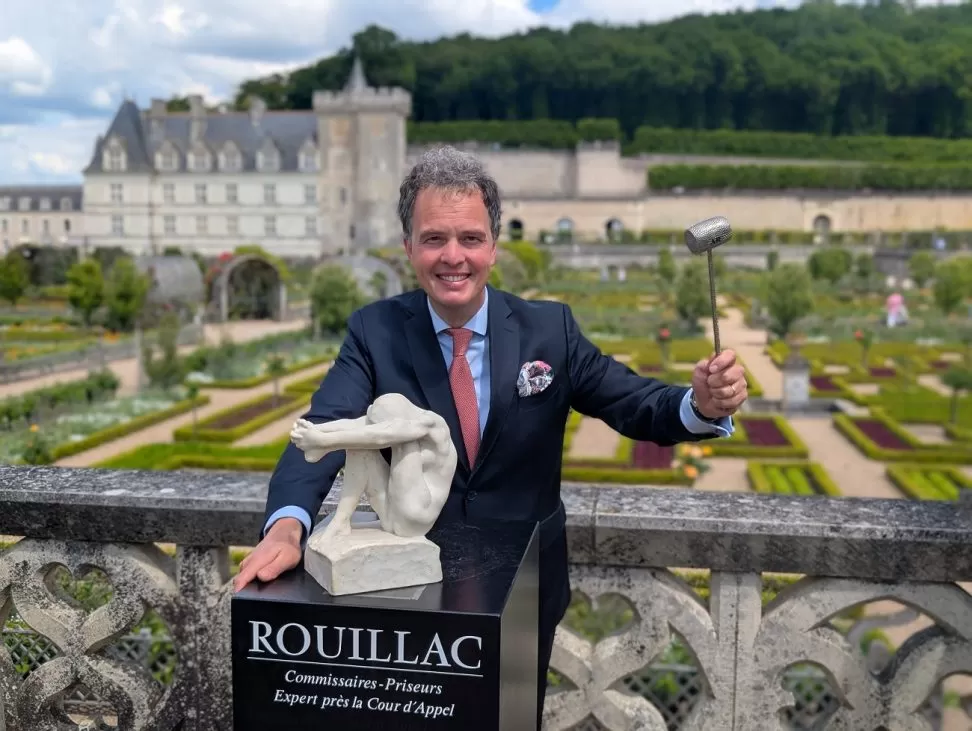 le commissaire priseur aymeric rouillac avec marbre rodin qui sera vendu 8 juin au chateau villandry indre et loire