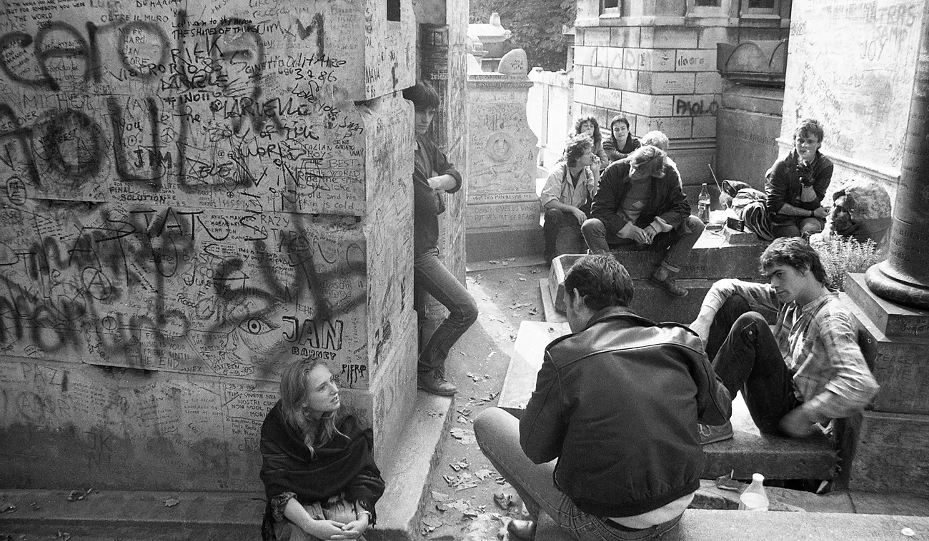 fans,of,jim,morrison,of,the,doors,gathered,at,his