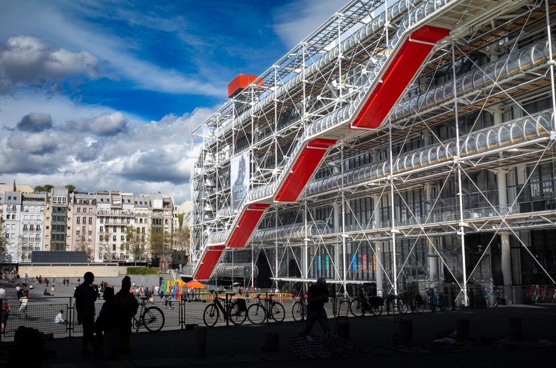 paris,france, ,sep,18,2023:,bicycles,and,street,vendors