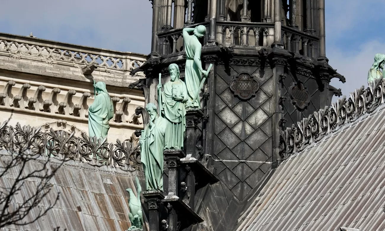 statui notre dame de paris