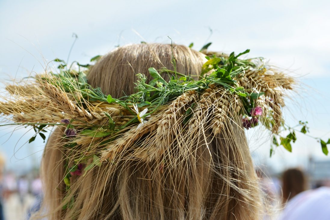 traditional,crown,of,flowers,at,international,blouse,day,in,dobrogea