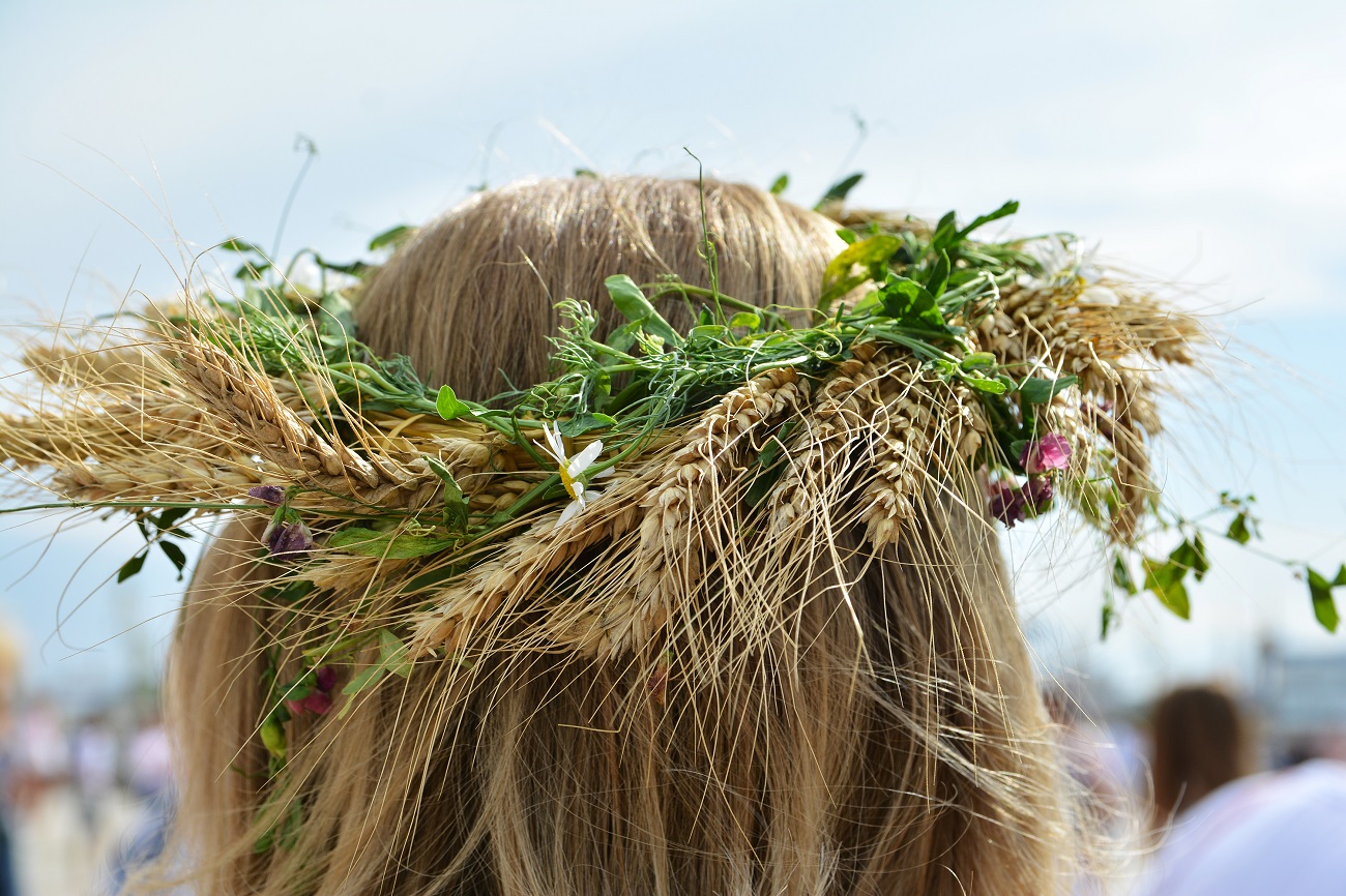 traditional,crown,of,flowers,at,international,blouse,day,in,dobrogea