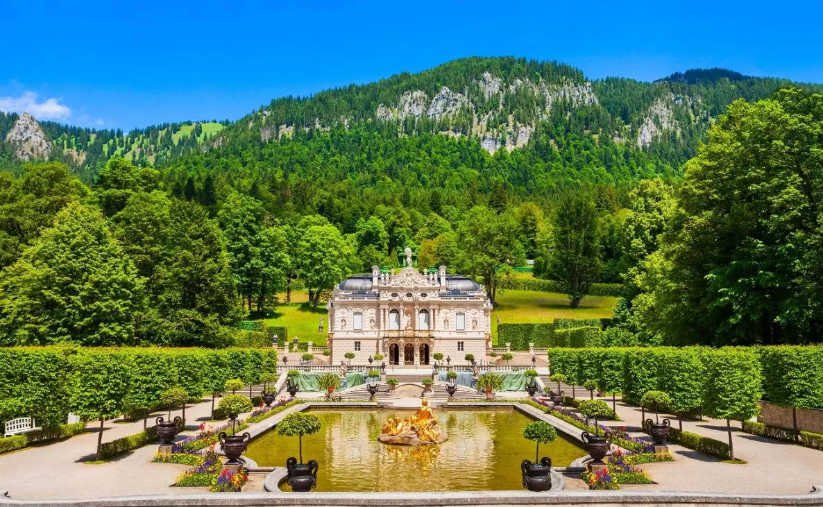 schloss,linderhof,palace,is,located,near,the,village,of,ettal