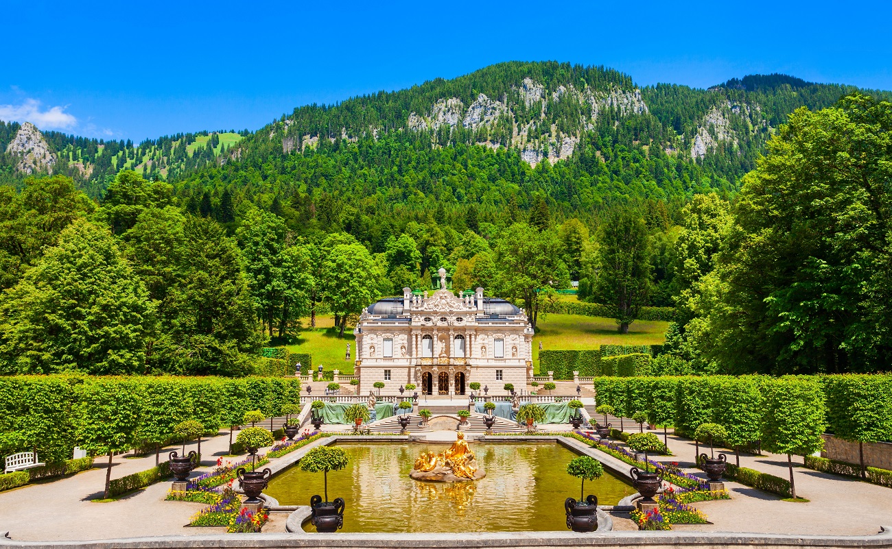 schloss,linderhof,palace,is,located,near,the,village,of,ettal