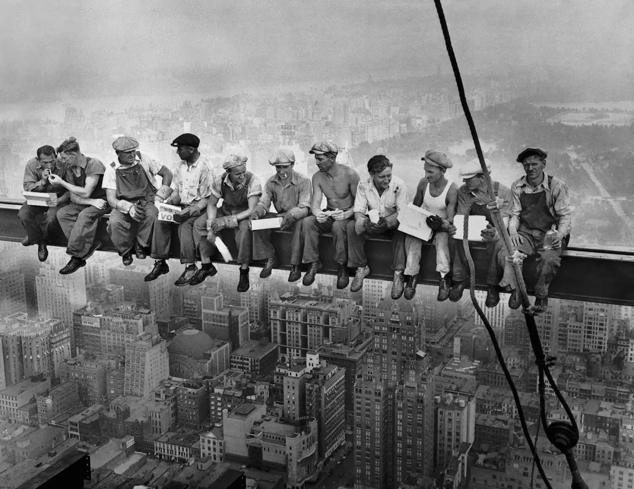lunch atop a skyscraper – pranz pe un zgarie nori
