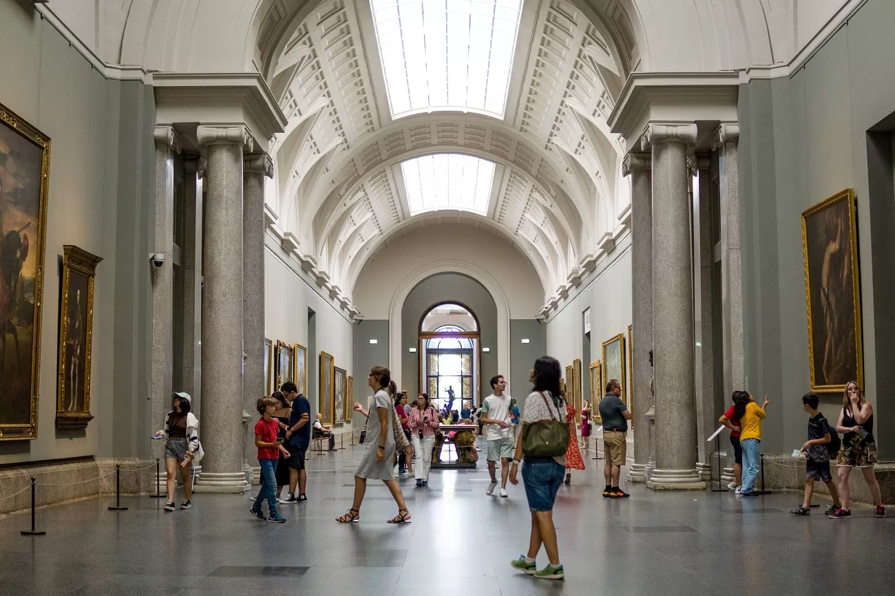 «madrid,,spain»;,07 26 2023:,tourists,wandering,through,the,central,corridor,of
