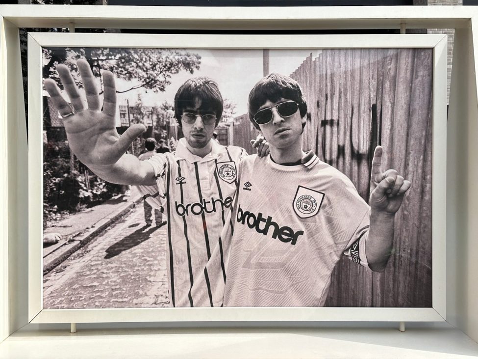 brothers wembley oasis photo exhibition kevin cummins
