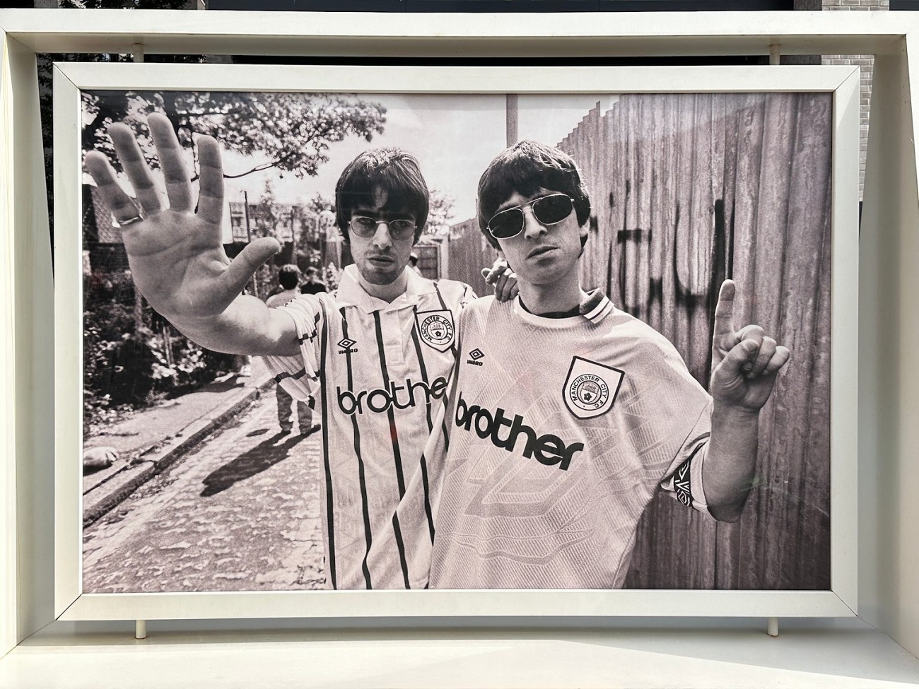 brothers wembley oasis photo exhibition kevin cummins