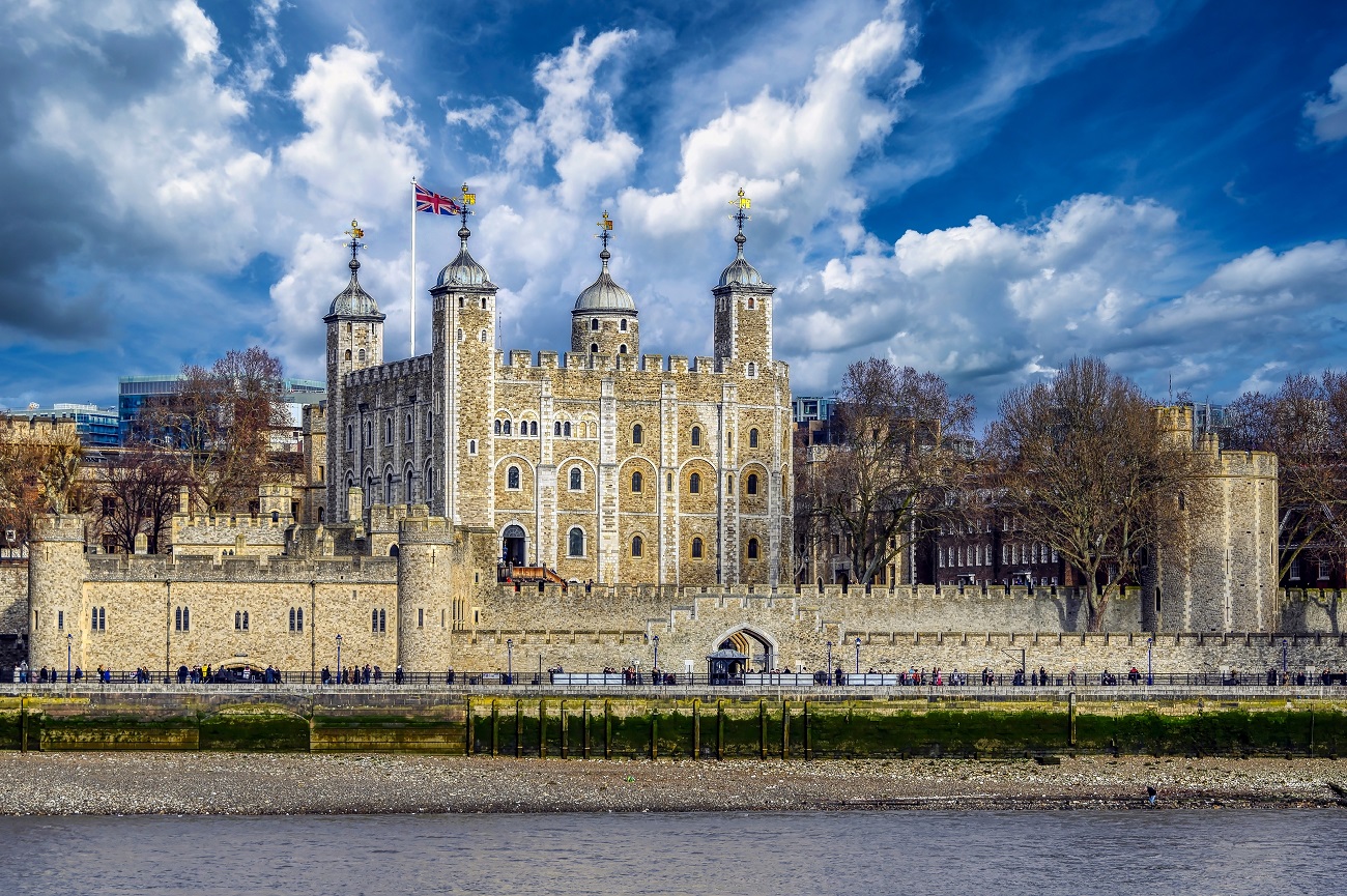 tower,of,london,,seen,from,the,south,bank,of,the