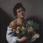 giovane con canestra di frutta