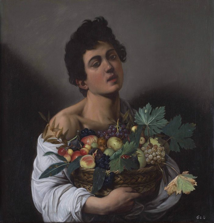 giovane con canestra di frutta