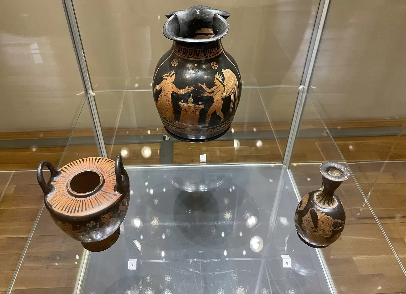 eros, vase cu figuri roșii, muzeul george severeanu, curatorial