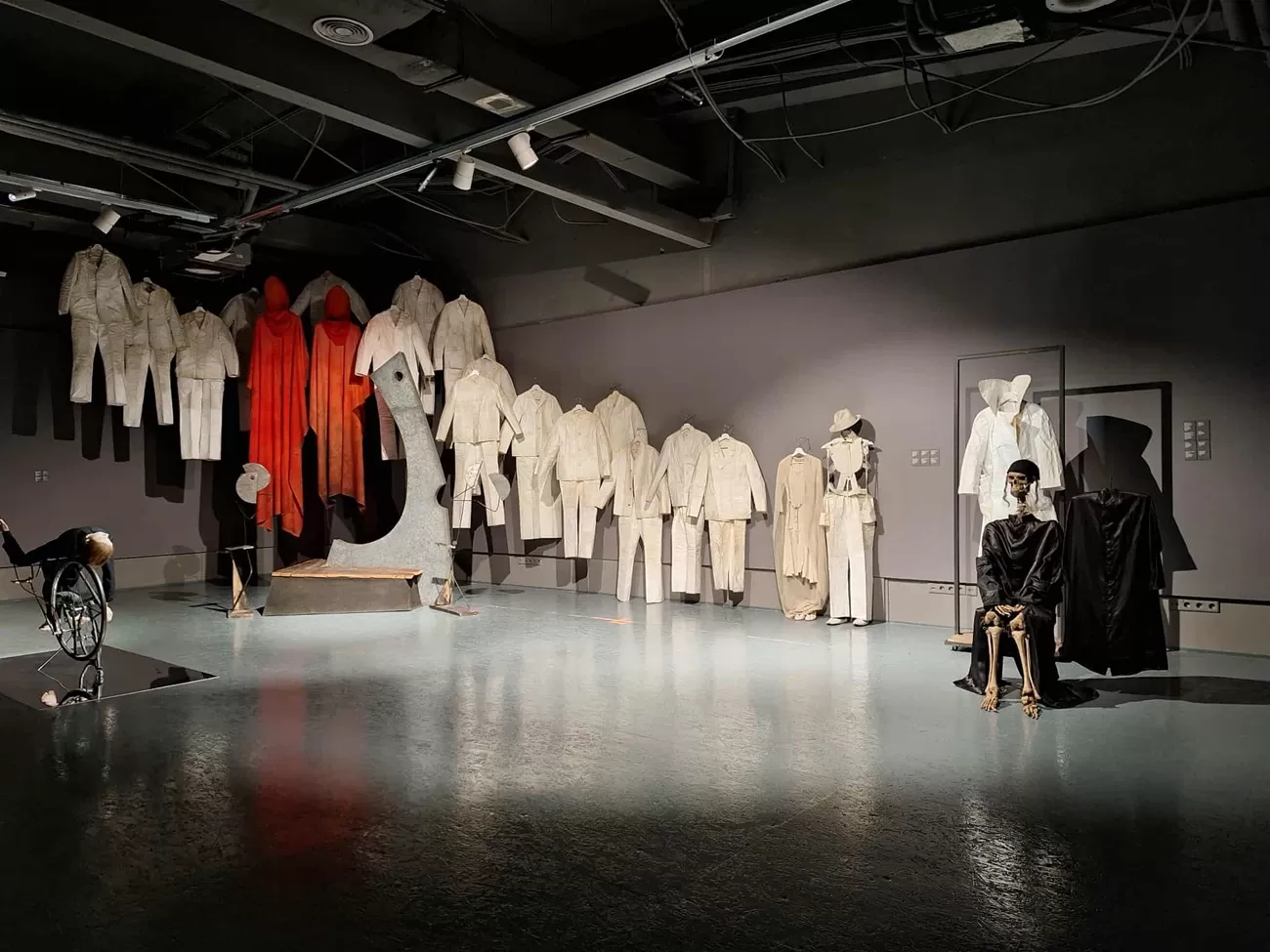 costum9, tadeusz kantor, mnac, curatorial
