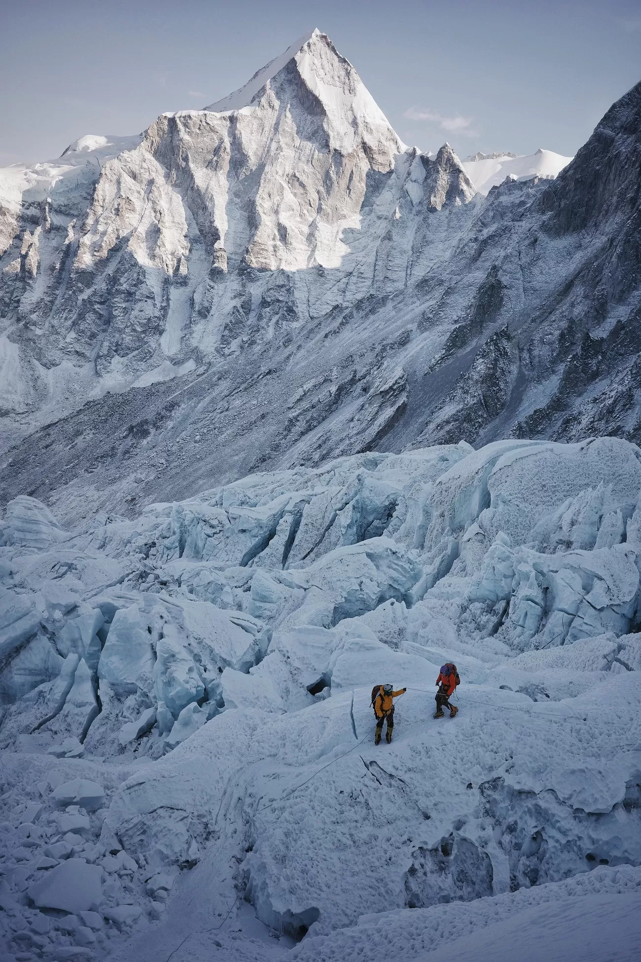 everest khumbu icefall, maria dănilă în roșu