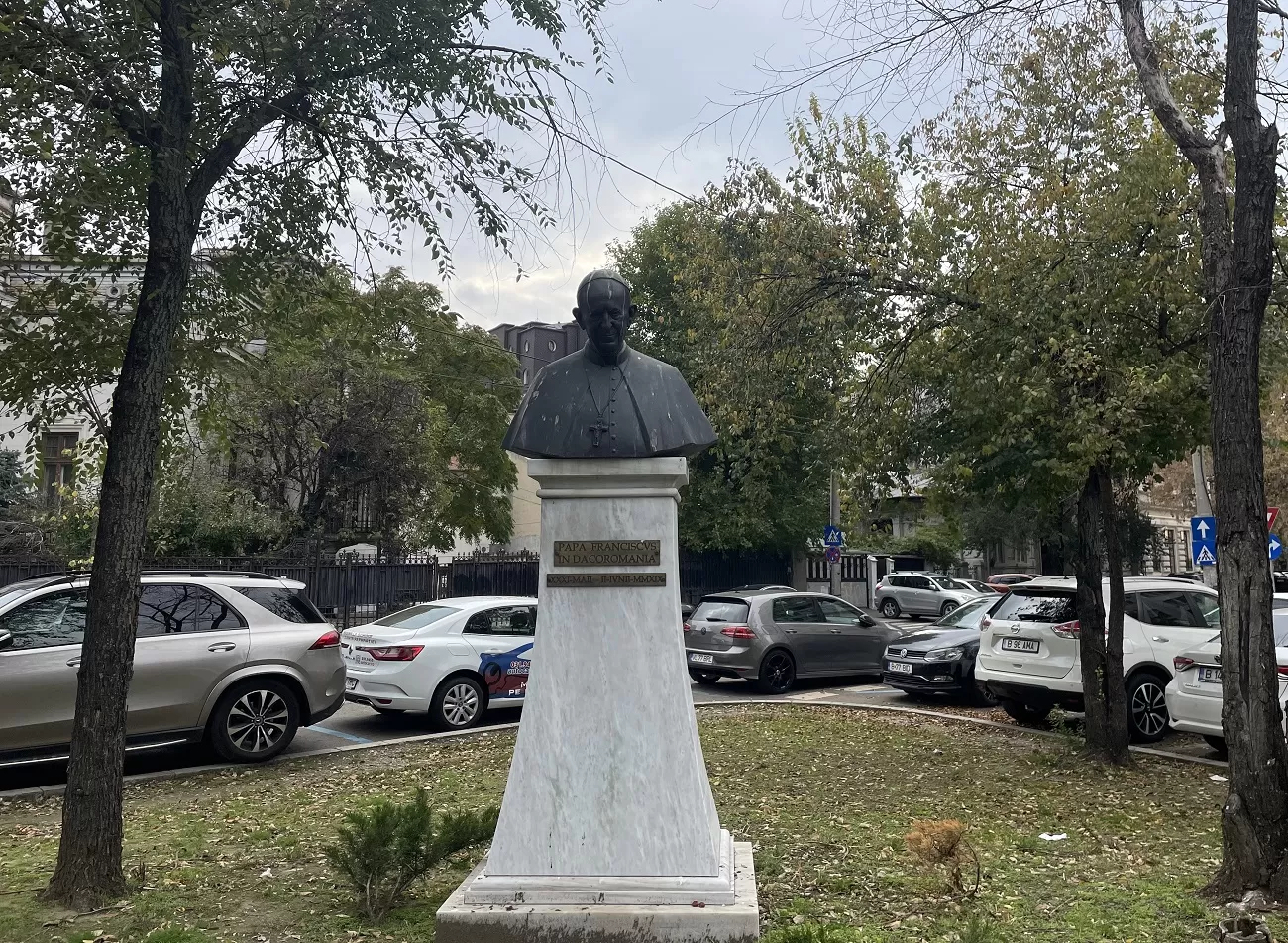 bust papa francisc, bucuresti, curatorial