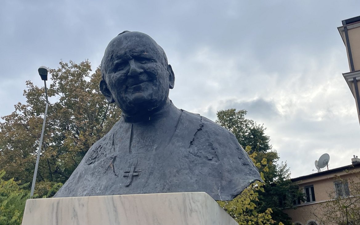 bust papa ioan paul ii, bucuresti, curatorial