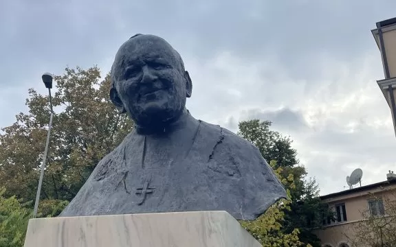 bust papa ioan paul ii, bucuresti, curatorial
