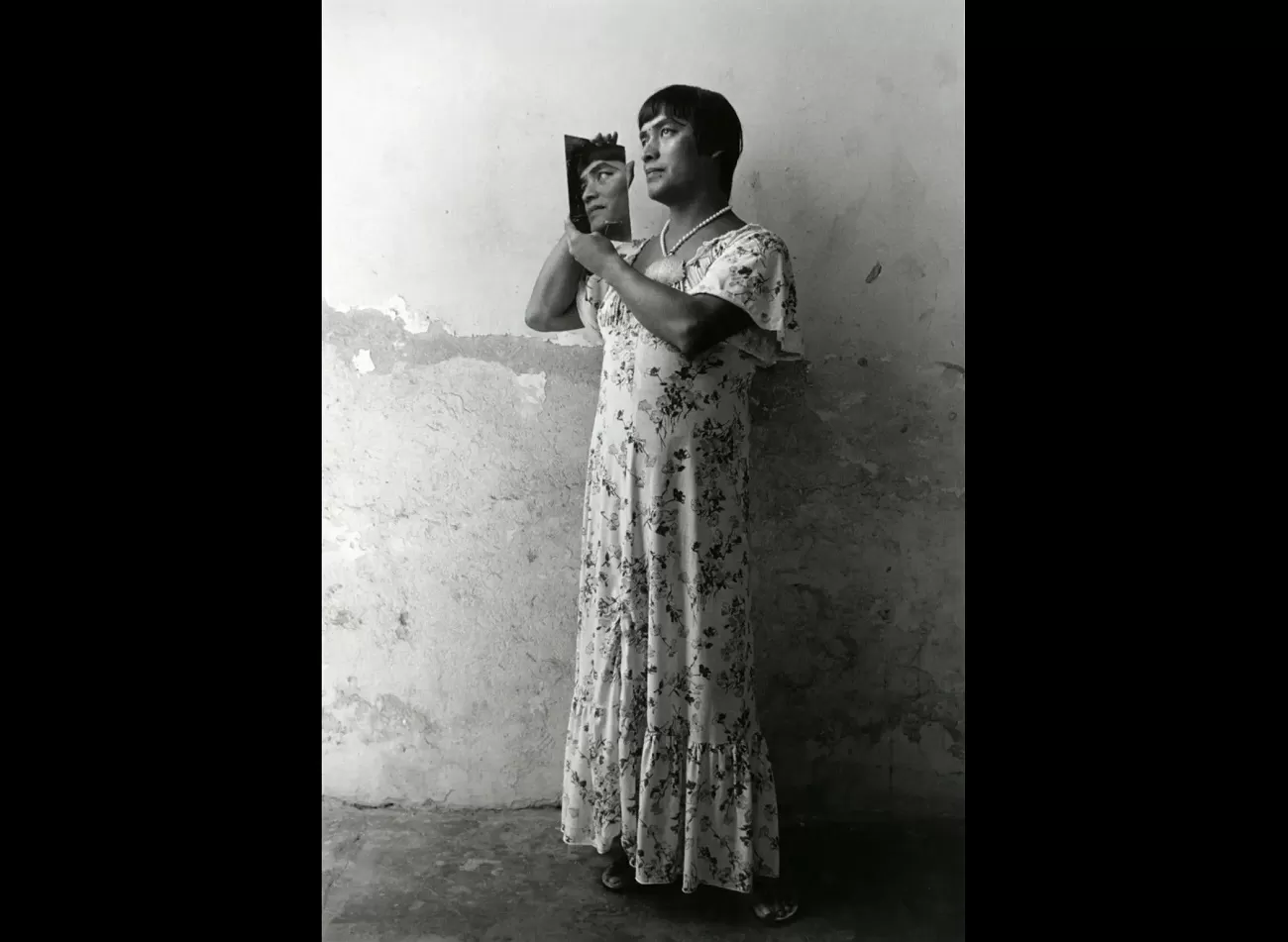 graciela iturbide magnolia con espejo, juchitán, 1986