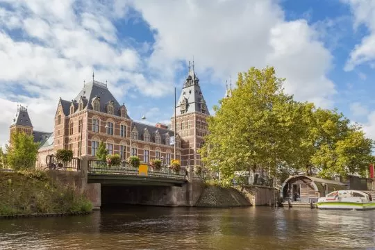 rijksmuseum,,view,from,the,canal,,amsterdam