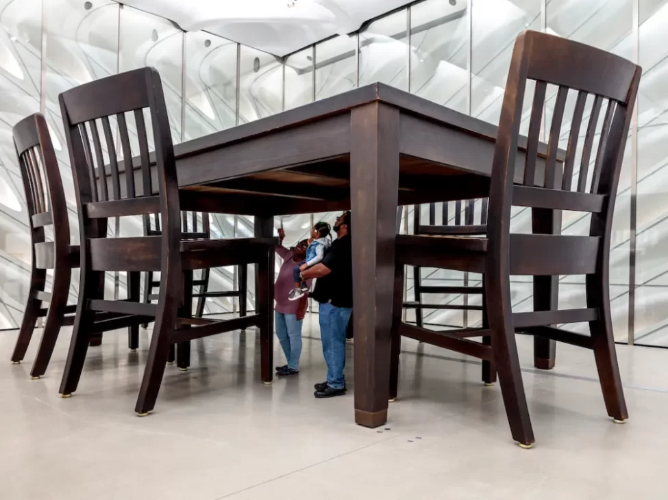 robert therrien, under the table, 1994, foto joshua white
