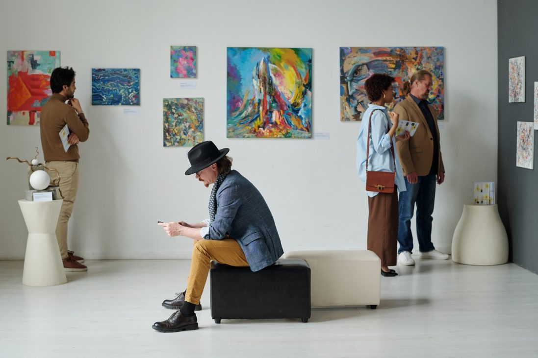 group,of,people,visiting,gallery,of,modern,art,,they,watching