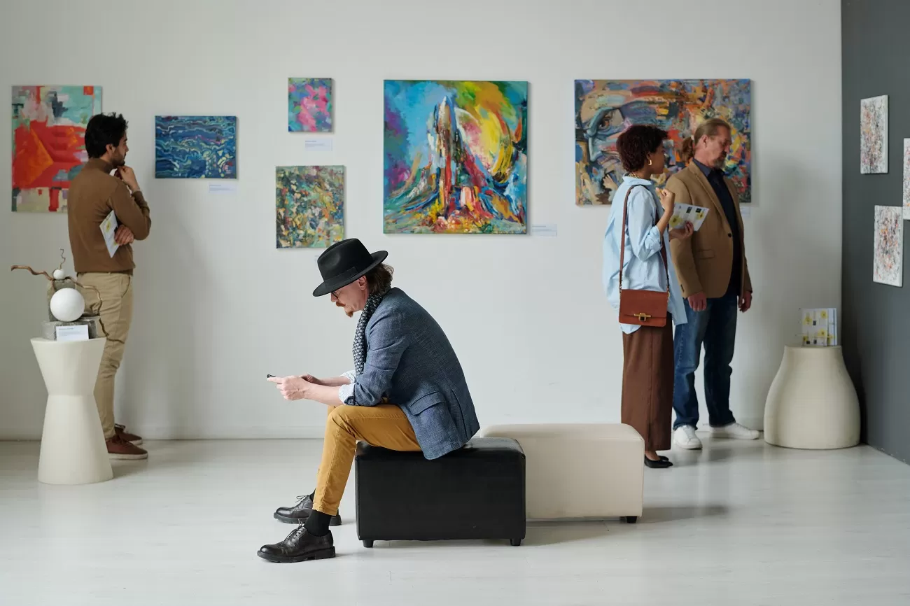 group,of,people,visiting,gallery,of,modern,art,,they,watching