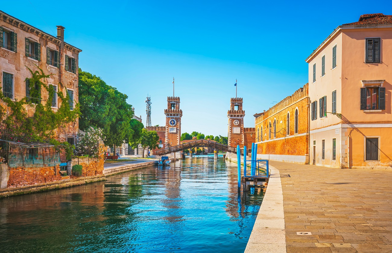 venice,cityscape,,water,canal,,bridge,and,gate,of,medieval,venetian