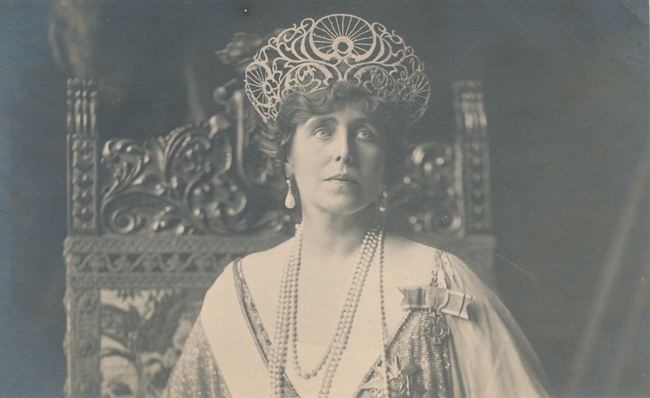 carte poștală, regina maria în ținută de ceremonie cu diademă stil artnouveau, datare 1920 1922 atelier fotografic franz mandy, fotograf al curţii regale, bucurești