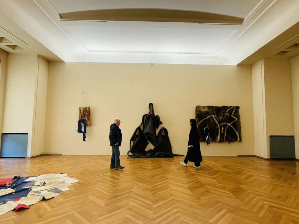 lucrări de joan miro 1973 și robert morris 1969, fundacao de serralves, curatorial