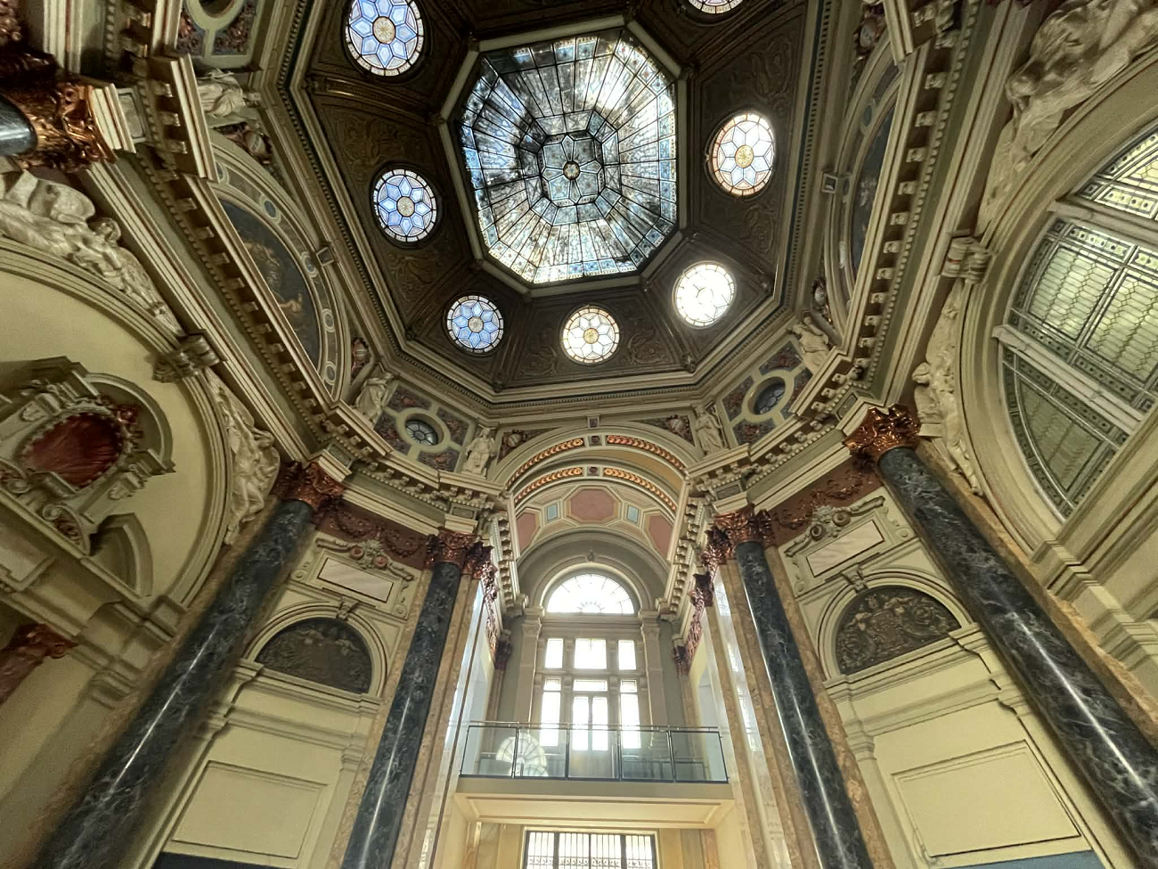 interior palatul dacia romania, curatorial