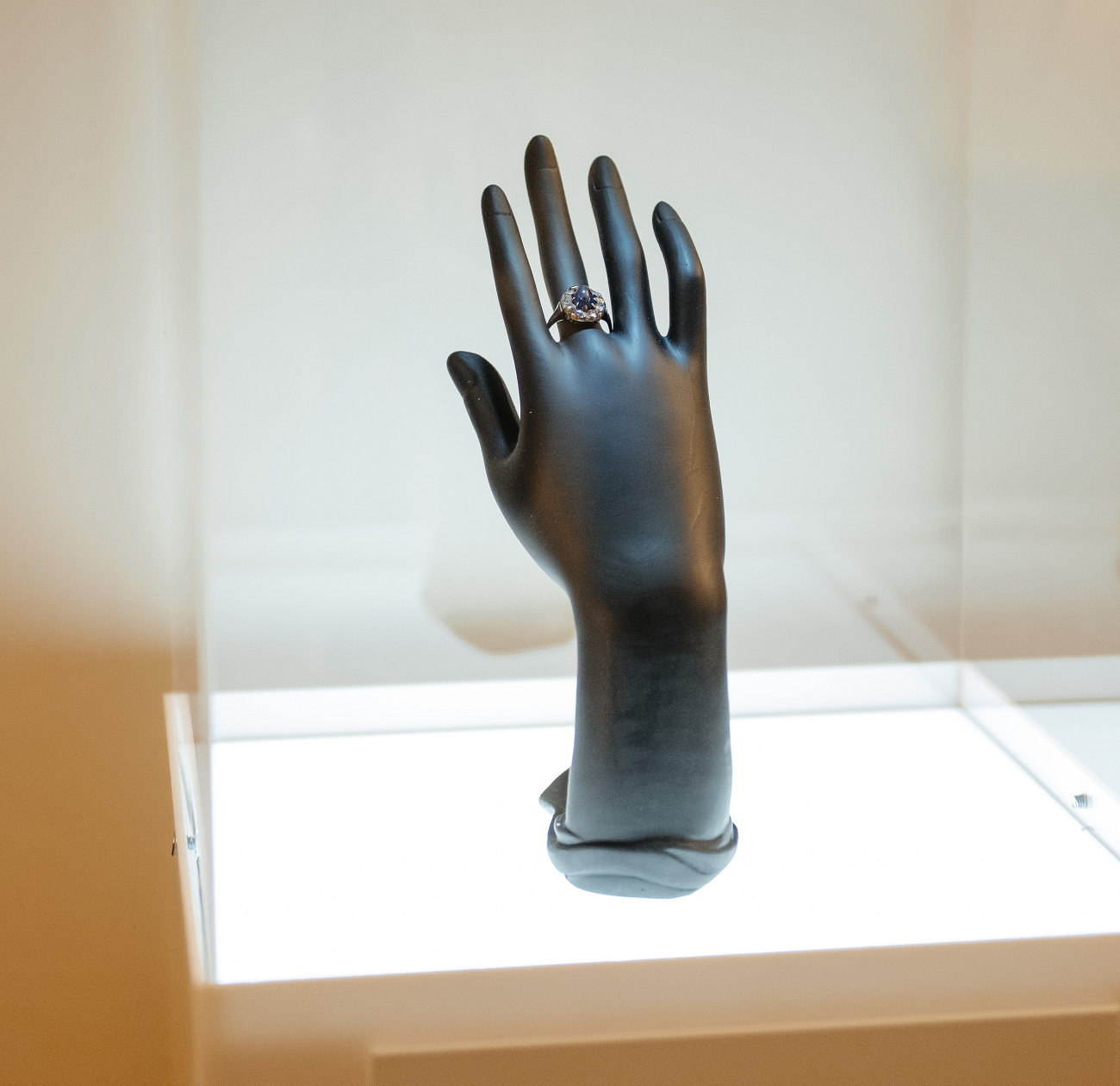 04 inelul oferit de brancusi mariei tanase