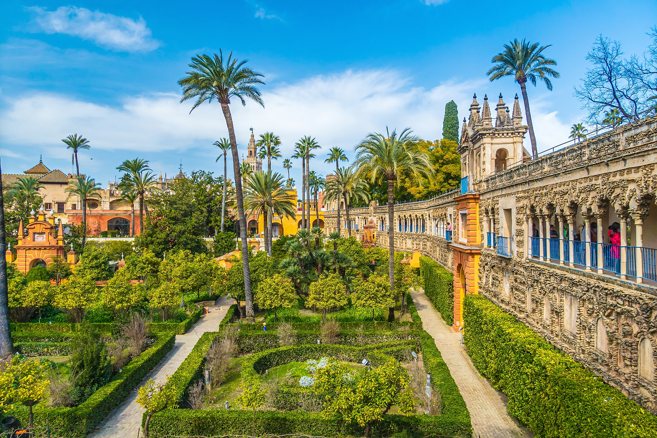 gradina real alcázar de sevilla, shutterstock, curatorial