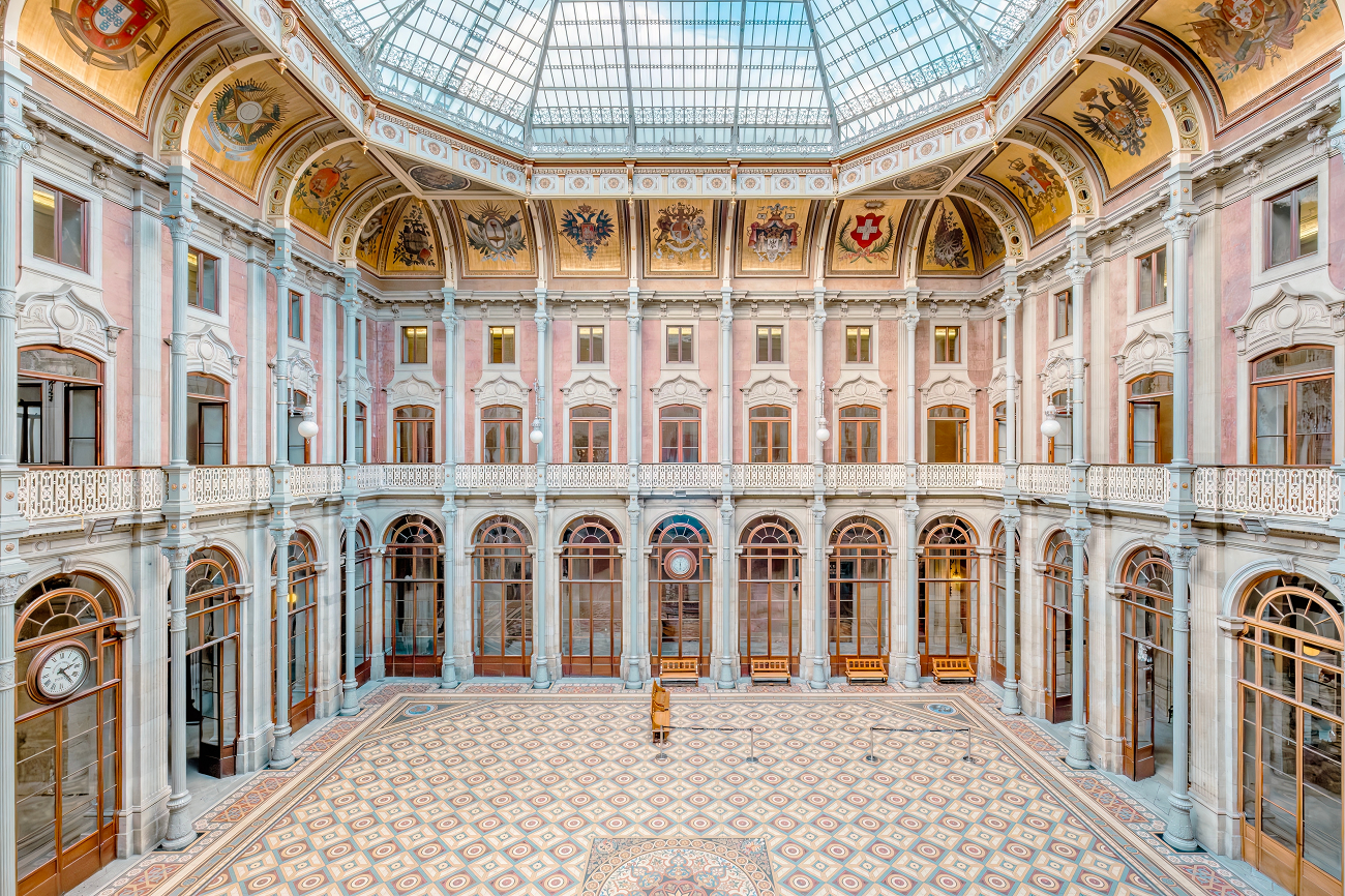 palacio da bolsa, porto, shutterstock, curatorial