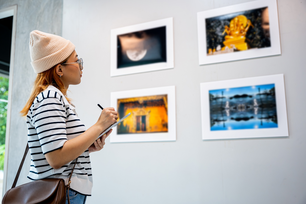 vizitator galerie de arta, shutterstock, curatorial