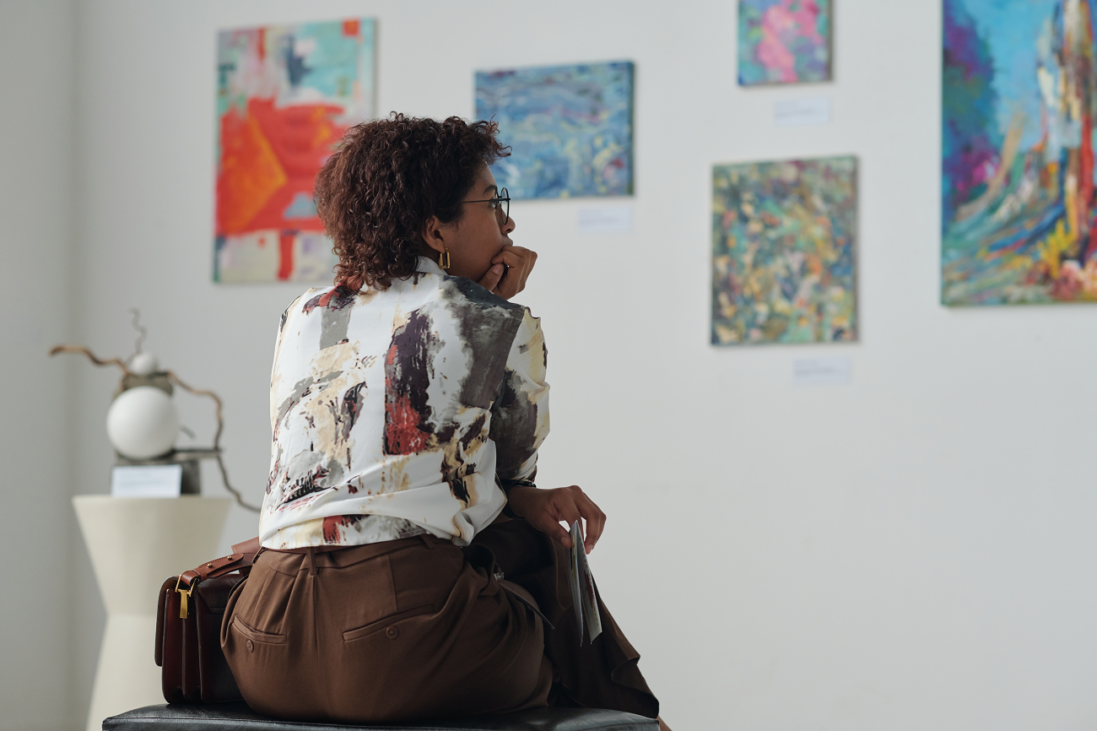 vizitator in galerie de artă, shutterstock, curatorial