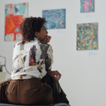vizitator in galerie de artă, shutterstock, curatorial