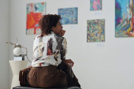 vizitator in galerie de artă, shutterstock, curatorial