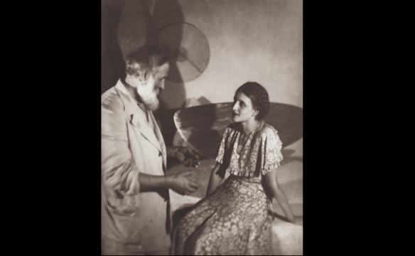 brâncuși și marthe lebherz în atelier cca. 1930 © centre pompidou, mnam cci, dist (2). grandpalaisrmn georges meguerditchian