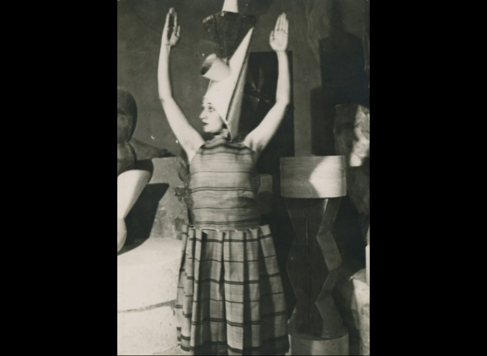 fotografie realizată de constantin brâncuși, lizica codreanu în atelier interpretând gymnopediile de erik satie, 1922, nouveau musée national de monaco 2