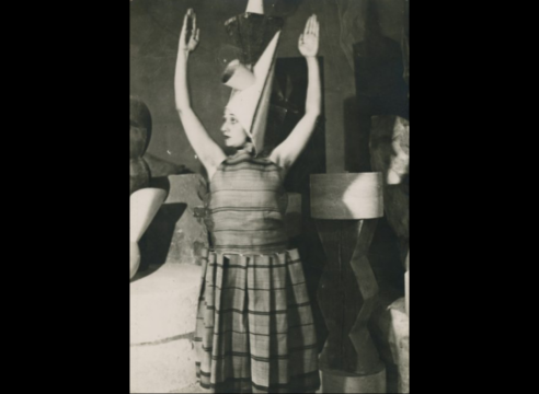 fotografie realizată de constantin brâncuși, lizica codreanu în atelier interpretând gymnopediile de erik satie, 1922, nouveau musée national de monaco 2