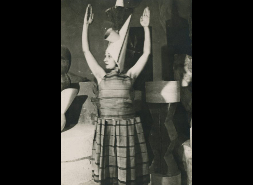fotografie realizată de constantin brâncuși, lizica codreanu în atelier interpretând gymnopediile de erik satie, 1922, nouveau musée national de monaco 2