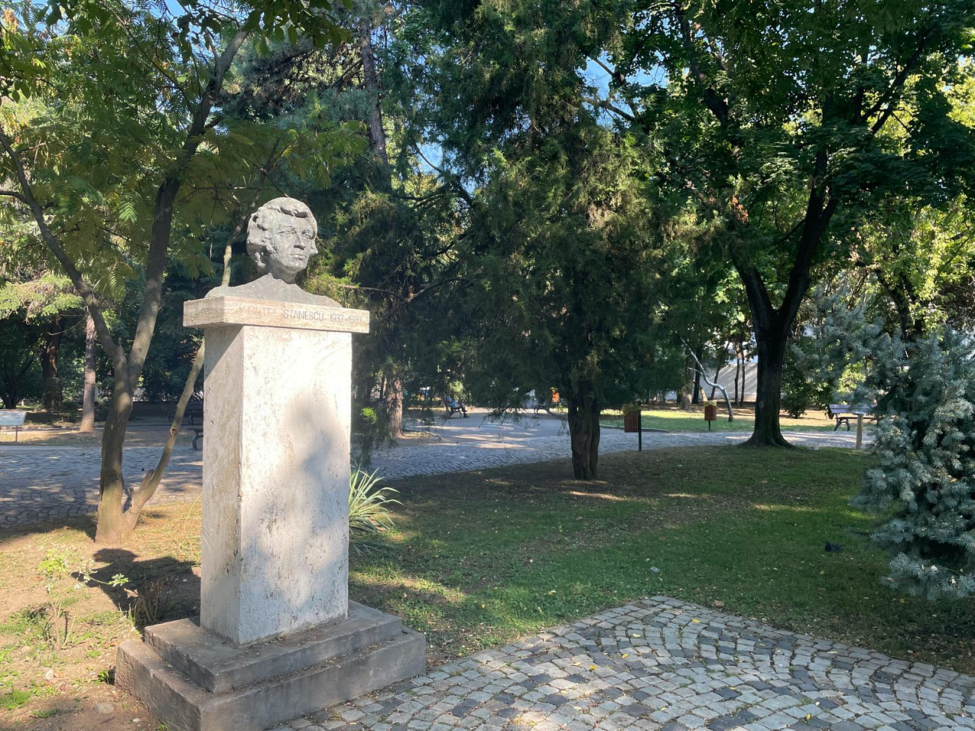 nichita stanescu, bust de paul vasilescu, curatorial